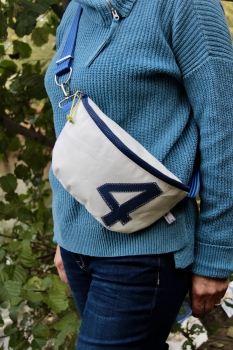 Segeltuch Bauchtasche mit blauer 4